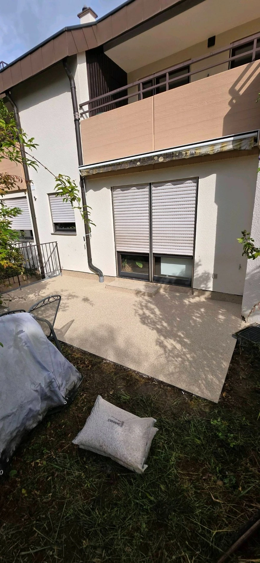 Beige Steinteppich-Terrasse eines Wohnhauses in Besigheim