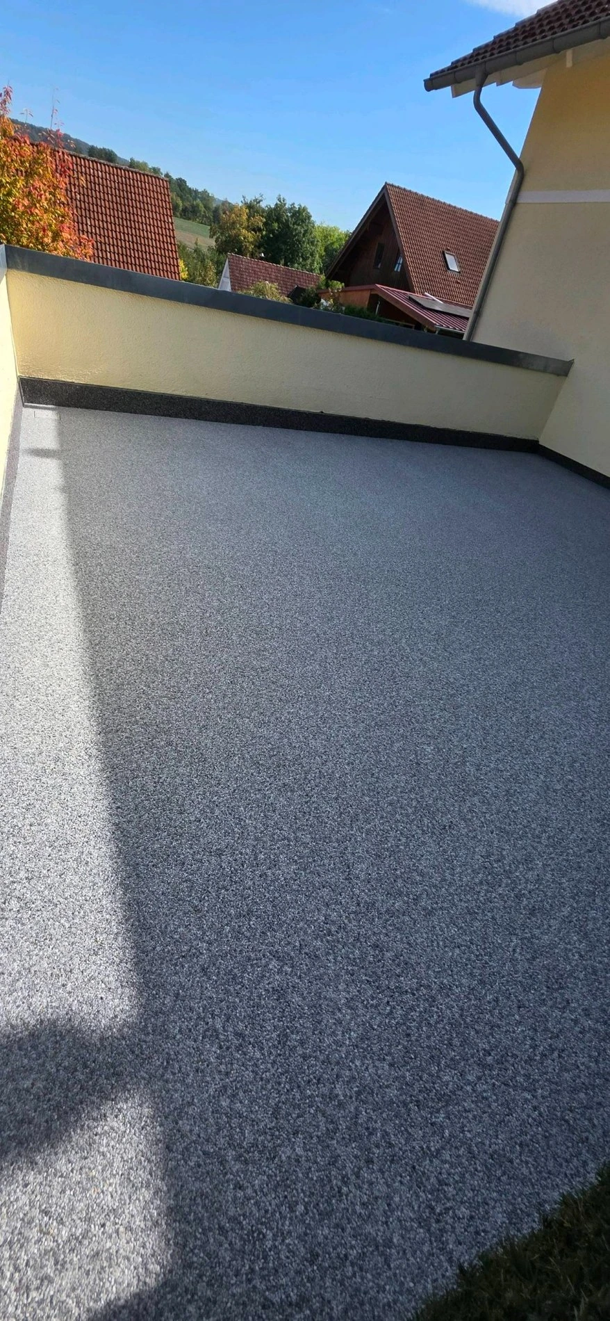 Fertige graue Steinteppichoberfläche auf Dachterrasse in Bretzfeld