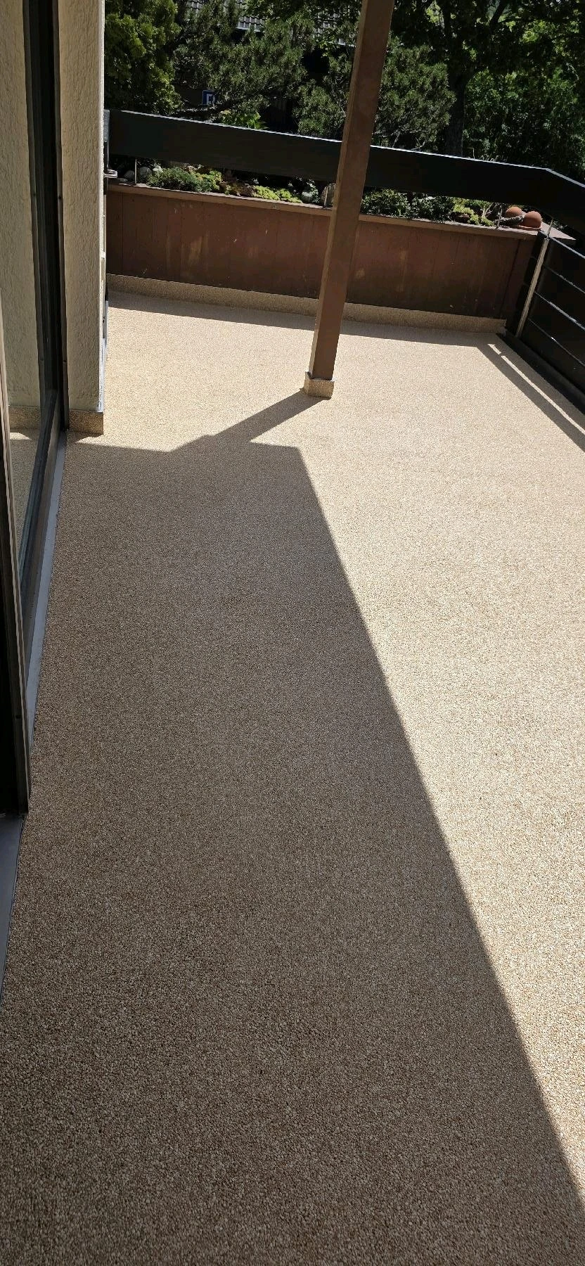 Beigefarbener Steinteppich auf saniertem Balkon in Waiblingen